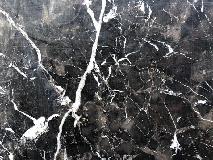 Comment différencier une surface en marbre noir d'une surface en granit ?